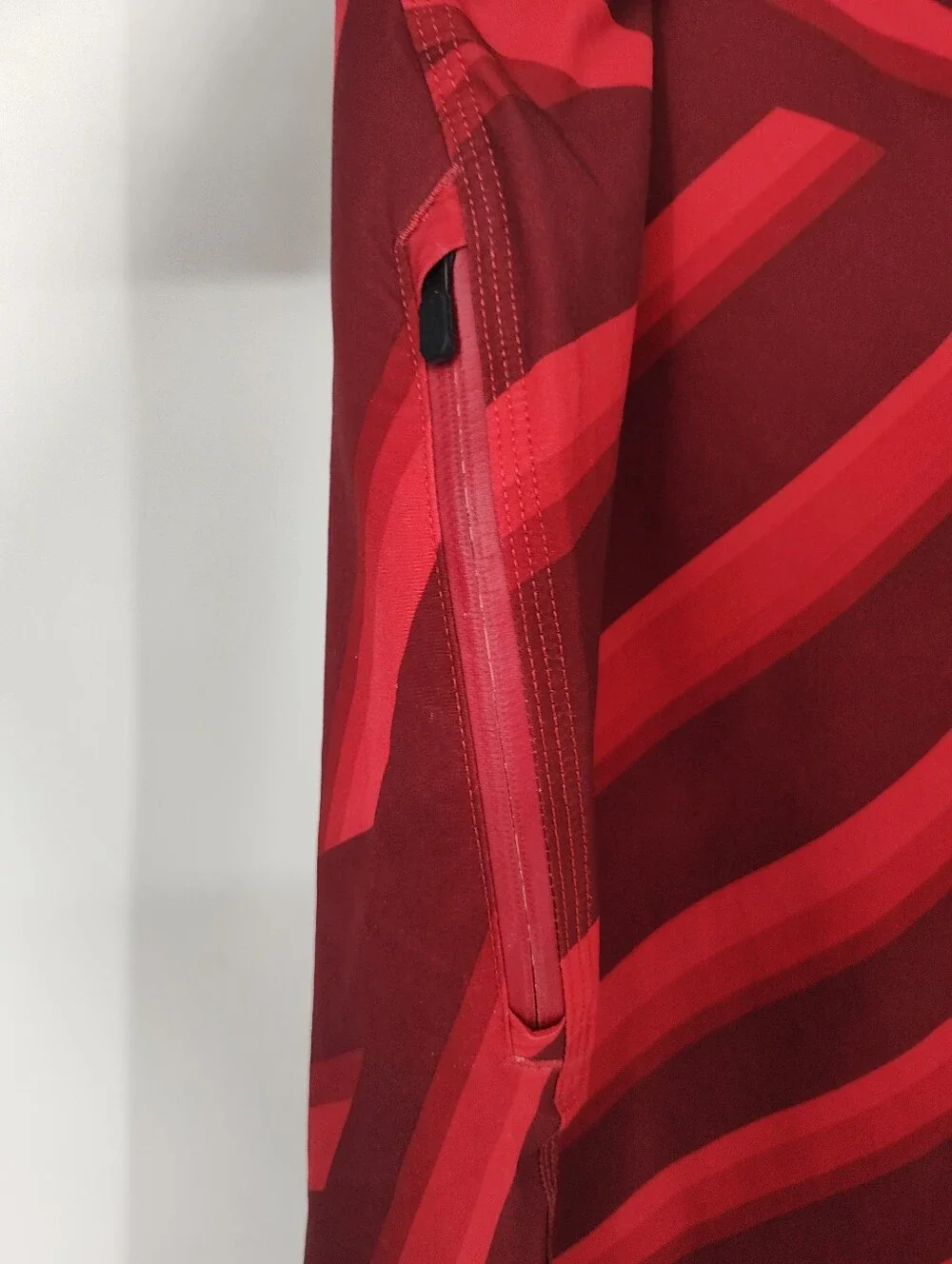 Reebok Red and Dark Red Diagonal Stripe CrossFit Shorts Mens Large